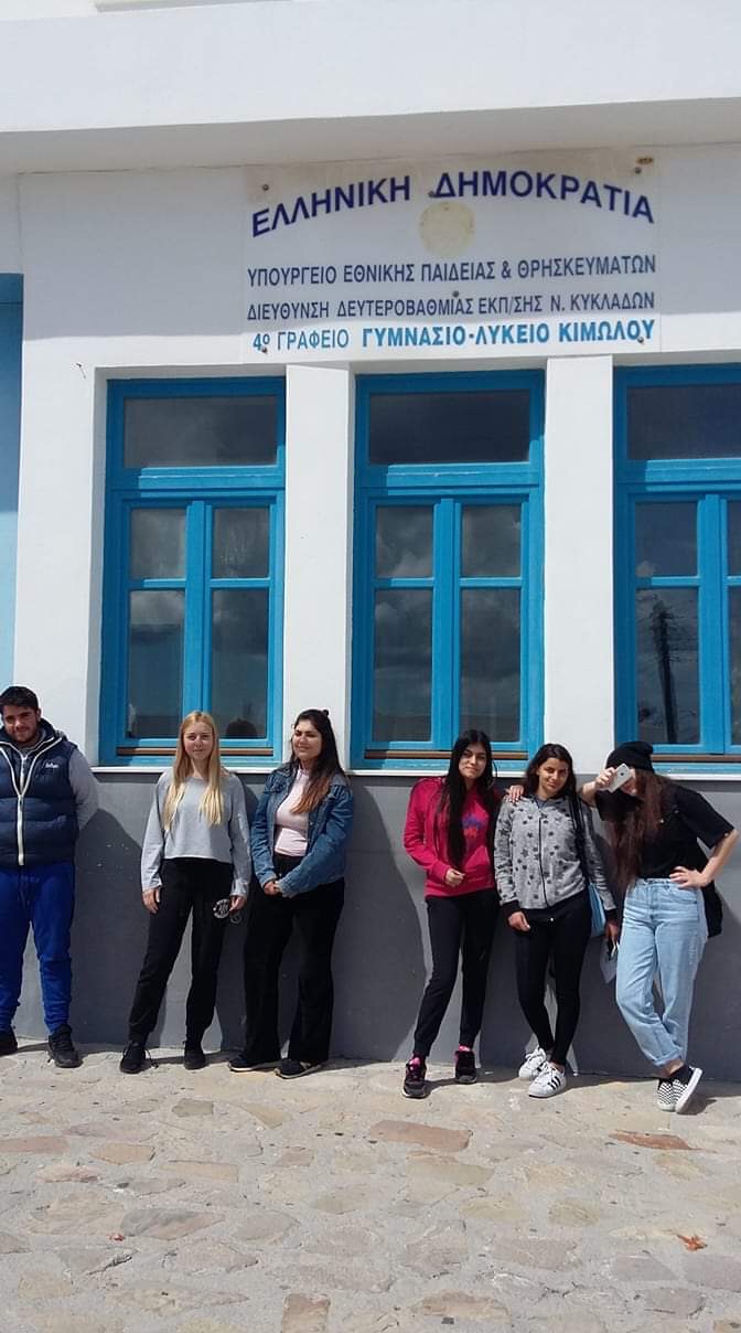 Οι μαθητές της Κιμώλου μαθαίνουν για τις αρχαιολογικές έρευνες στο νησί