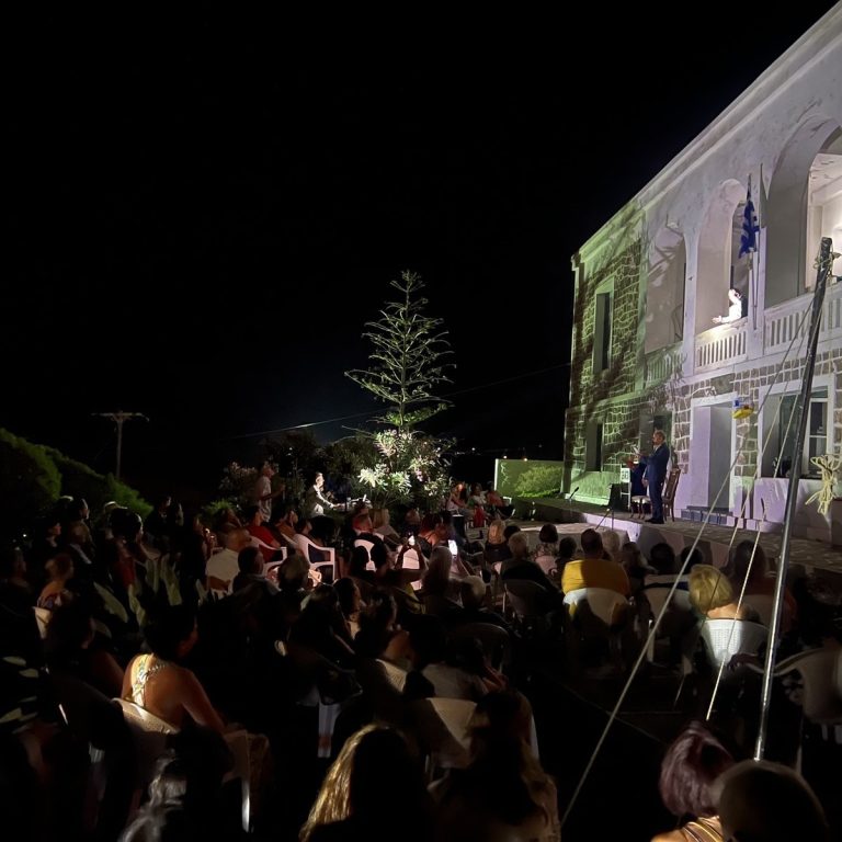 Αρωγός το Αφεντάκειο και στις θεατρικές παραστάσεις στην Κίμωλο